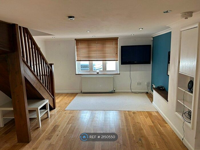 2 Bedroom Flat To Rent In Wellesley Avenue, Iver, SL0