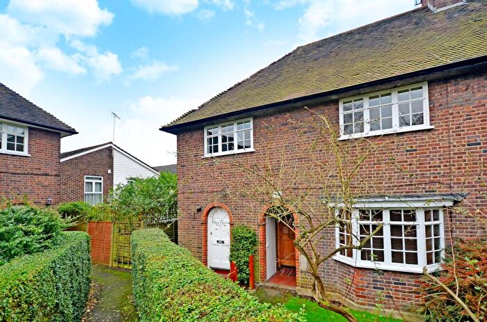 2 Bedroom Maisonette To Rent In Neale Close, Hampstead Garden Suburb, London, N2