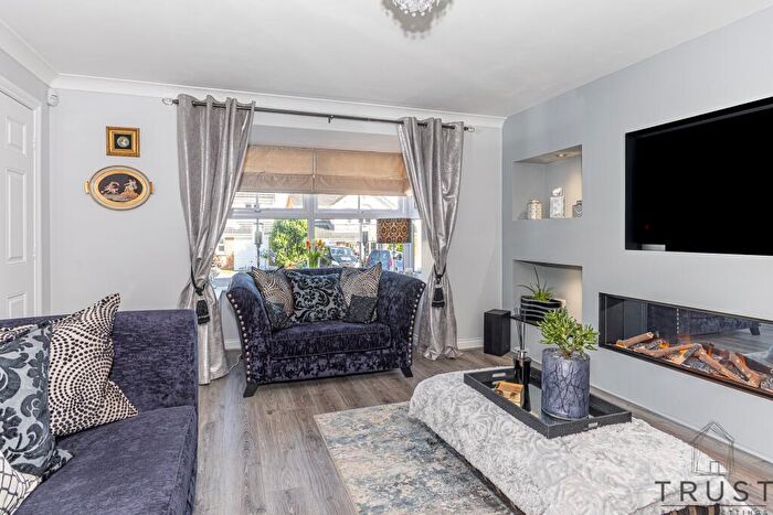 4 Bedroom Detached House For Sale In Pyenot Gardens, Cleckheaton, BD19