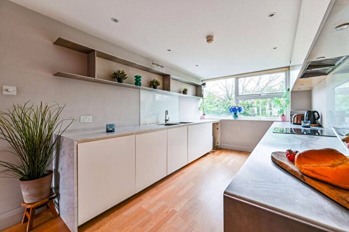 3 Bedroom Flat For Sale In Gloucester Avenue, Camden, London, NW1