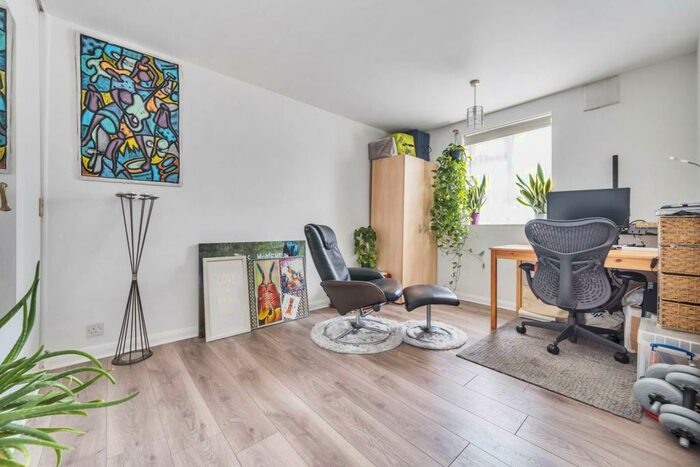 2 Bedroom Flat To Rent In Ruthin Road, Greenwich, London, SE3