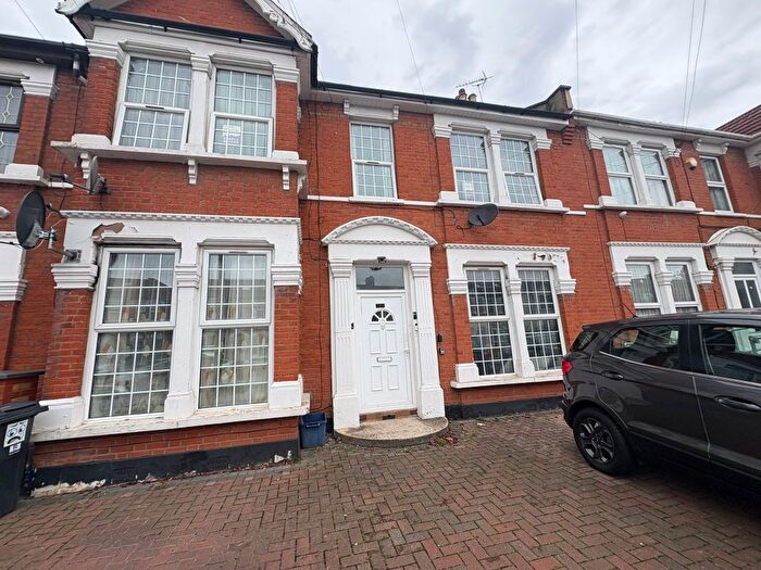 3 Bedroom Flat To Rent In Alloa Road, Goodmayes, Ilford, IG3