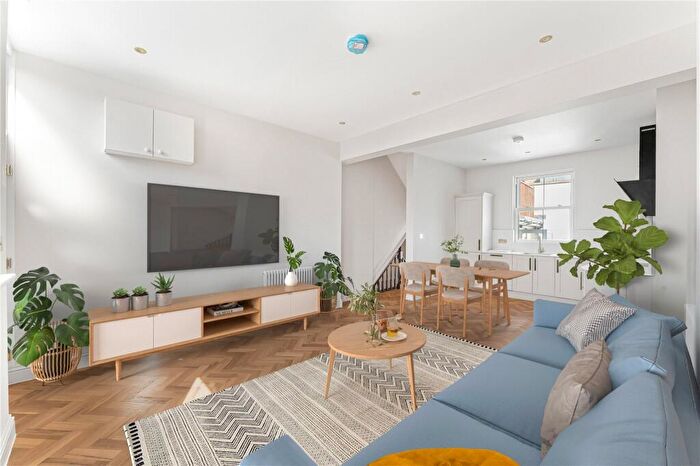 2 Bedroom Maisonette For Sale In Middleton Road, London, E8