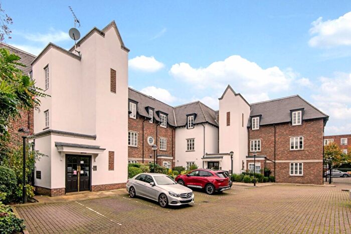 2 Bedroom Apartment For Sale In Voysey Close, Finchley, N3