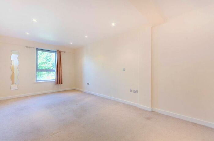 2 Bedroom Flat To Rent In Worple Road, Wimbledon, London, SW19