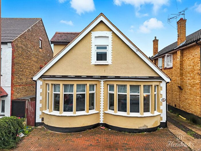 4 Bedroom Detached House For Sale In Westbourne Grove, Westcliff-On-Sea, SS0