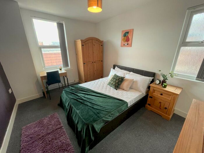 5 Bedroom House To Rent In Romer Road, L6