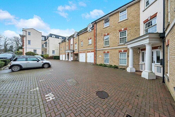 2 Bedroom Flat To Rent In Fuller Close, Bushey, WD23