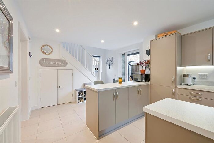 2 Bedroom Property For Sale In Nailsworth Crescent, Merstham, RH1