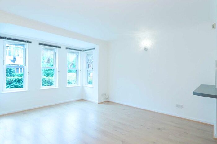 1 Bedroom Flat To Rent In Chestnut Grove, New Malden, KT3