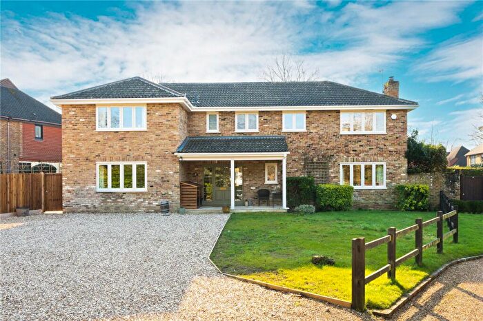 4 Bedroom Detached House To Rent In Heathlands Close, Woking, Surrey, GU21