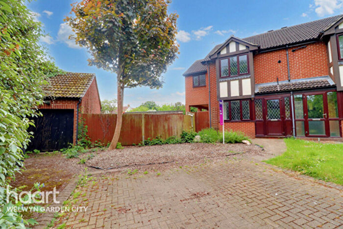 3 Bedroom Semi-Detached House For Sale In Rectory Gardens, Hatfield, AL10