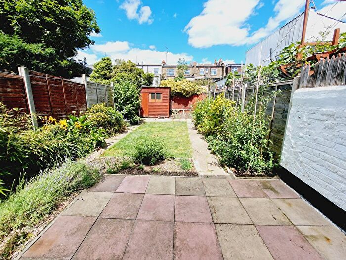 2 Bedroom Flat To Rent In Frobisher Road, Turnpike Lane, N8