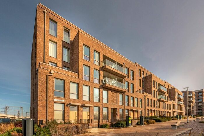 3 Bedroom Flat To Rent In Ripplegate Walk, Barking, Barking, IG11