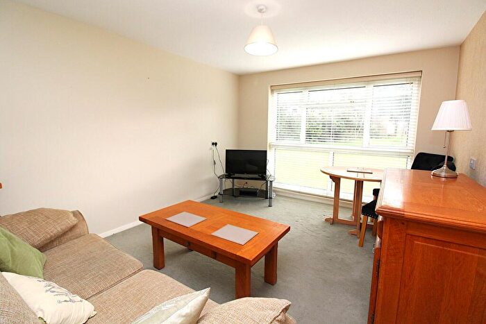 1 Bedroom Apartment To Rent In Hamilton Drive, RM3