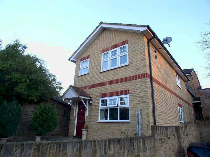 1 Bedroom Flat To Rent In Oatlands Drive, Weybridge, KT13