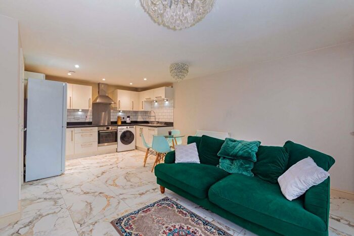 2 Bedroom Flat To Rent In Chadwick Road, Langley, SL3