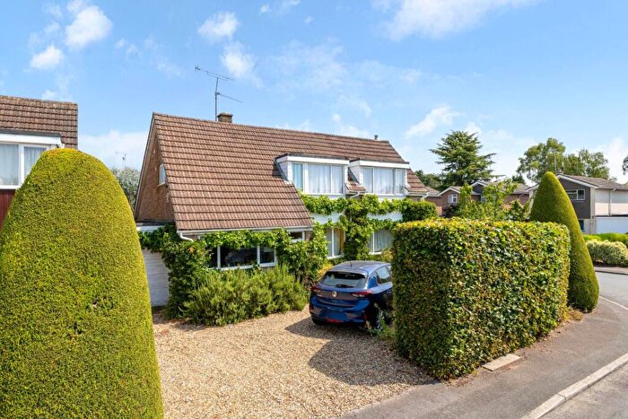 4 Bedroom Link Detached House For Sale In St Marys Close, Henley On Thames, RG9