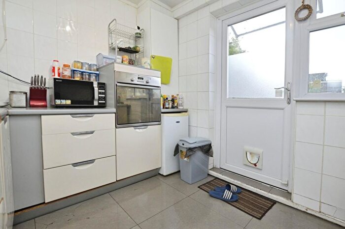 2 Bedroom End Of Terrace House To Rent In Grafton Road, Dagenham, RM8