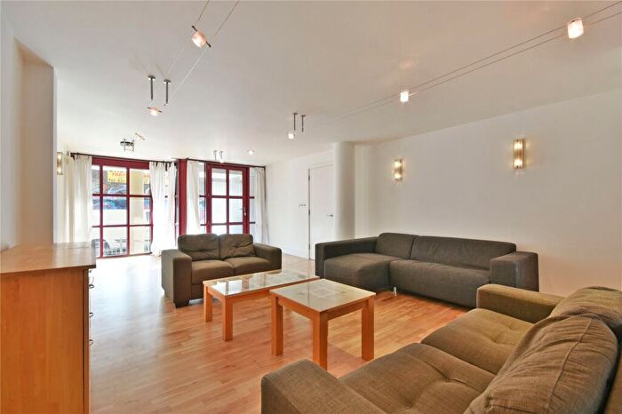 3 Bedroom Flat To Rent In Quaker Street, Shoreditch, E1