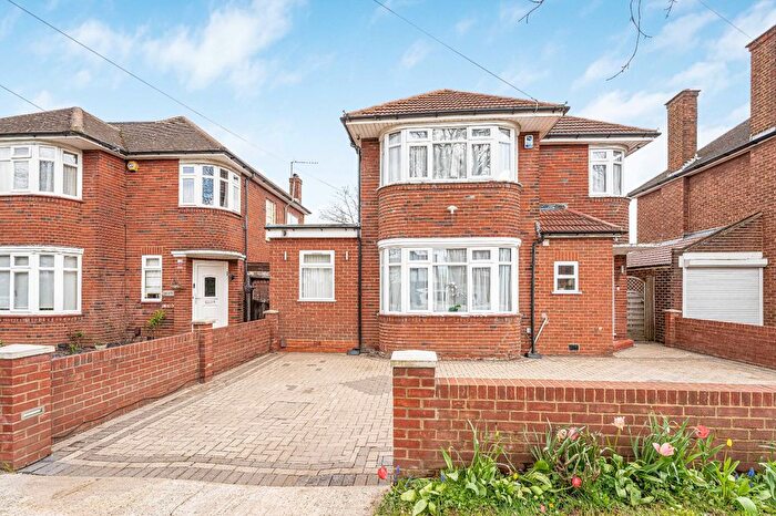 3 Bedroom Detached House For Sale In Belmont Lane, Stanmore, HA7