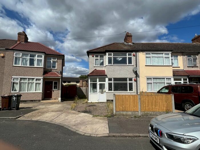 4 Bedroom Terraced House To Rent In Temple Avenue, Dagenham, RM8