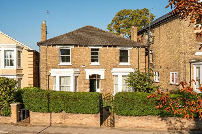 5 Bedroom Detached House For Sale In Kimbolton Road, Bedford, MK40