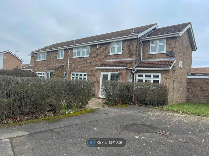 3 Bedroom Semi-Detached House To Rent In Wittering Walk, Hornchurch, RM12