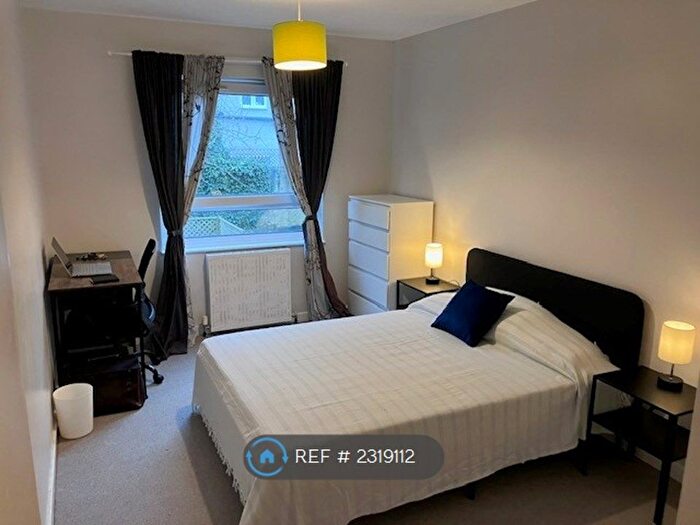 2 Bedroom Flat To Rent In Nantes Close, London, SW18