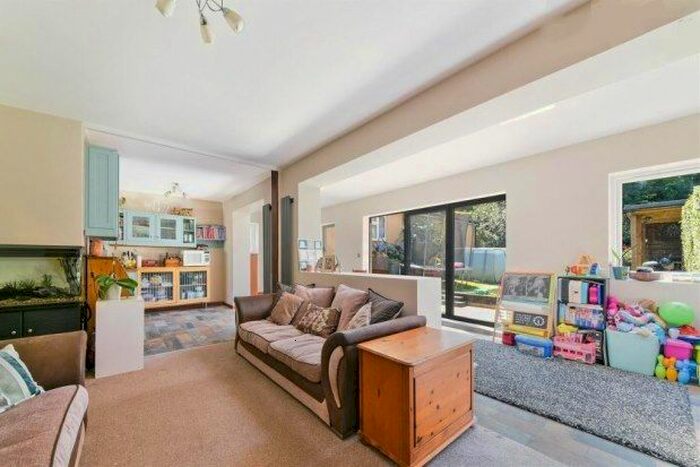 4 Bedroom Property To Rent In Lloyd Avenue, Coulsdon CR5