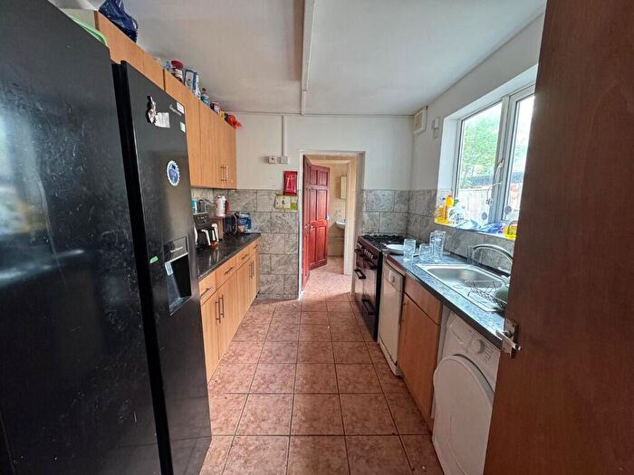 4 Bedroom Semi-Detached House To Rent In Kimbolton Avenue, Nottingham, Nottinghamshire, NG7