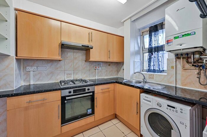 2 Bedroom Flat To Rent In Amhurst Road, Clapton, London, E8