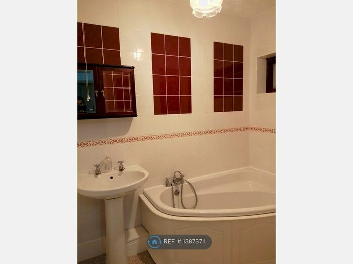 5 Bedroom Bungalow To Rent In St Johns Road, Slough, SL2