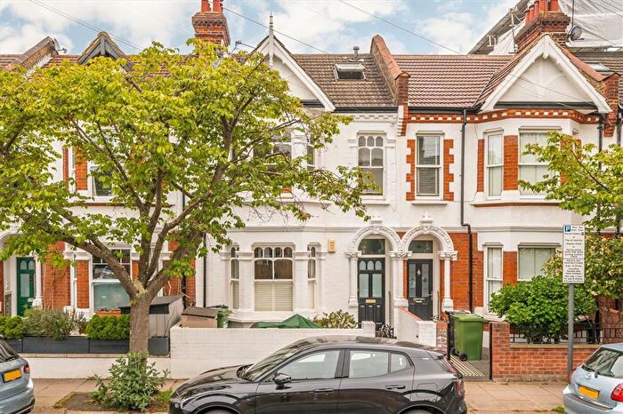 3 Bedroom Flat For Sale In Woodlawn Road, Bishops Park, SW6