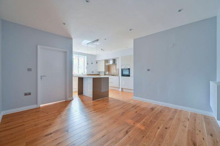3 Bedroom Flat To Rent In East Dulwich Grove, East Dulwich, London, SE22