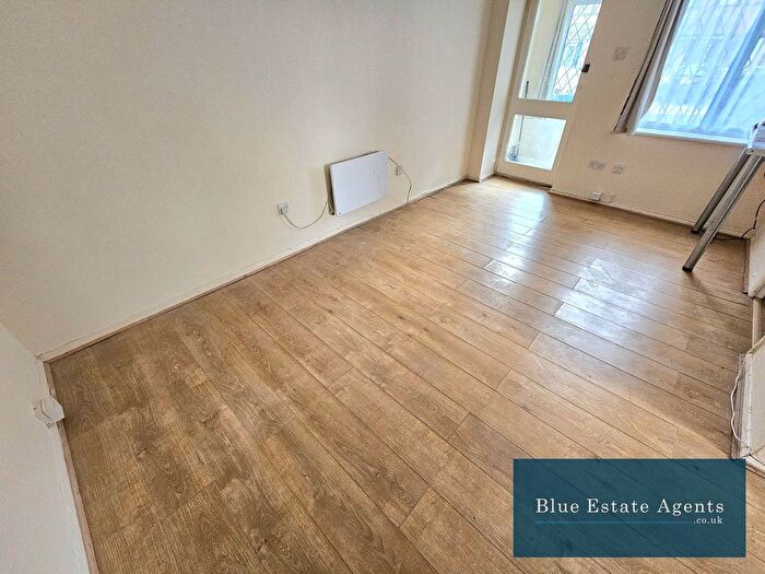 1 Bedroom Semi-Detached House To Rent In Hawthorn Close, Hounslow, TW5
