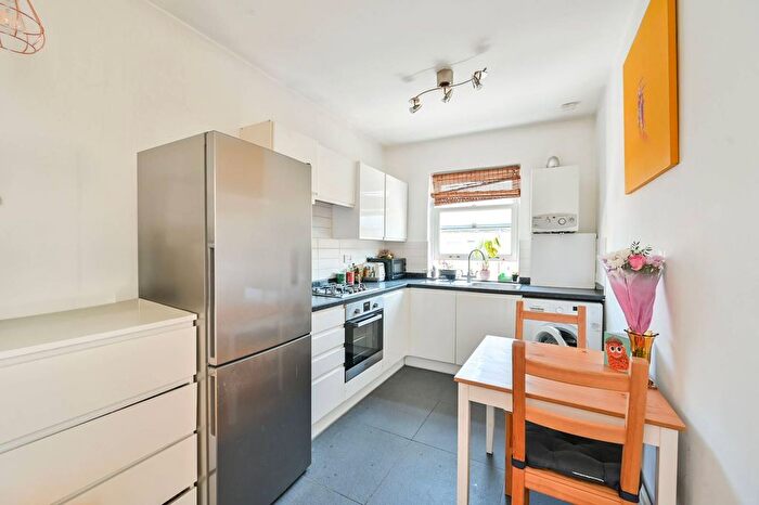 2 Bedroom Flat To Rent In Freemantle Street, Elephant And Castle, London, SE17