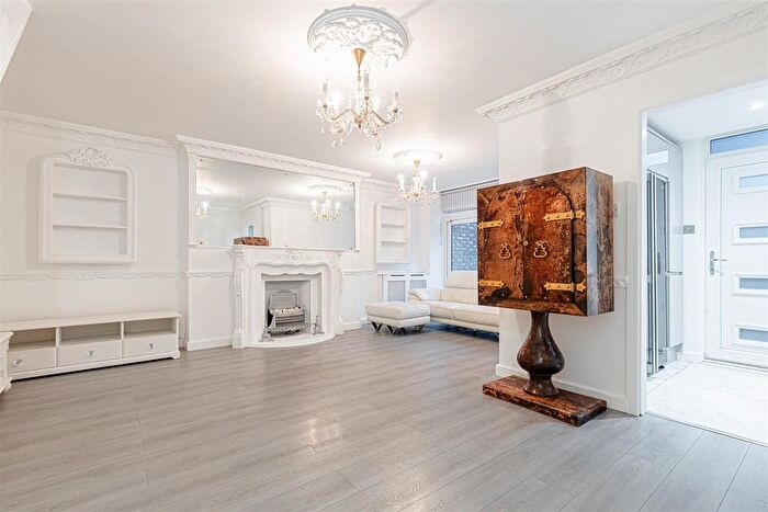 3 Bedroom Flat To Rent In Manningford Close, London, EC1V