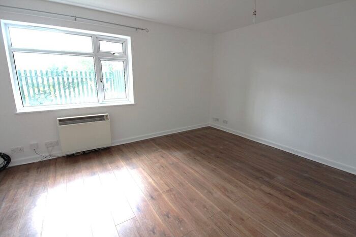 3 Bedroom Flat To Rent In The Green, N14