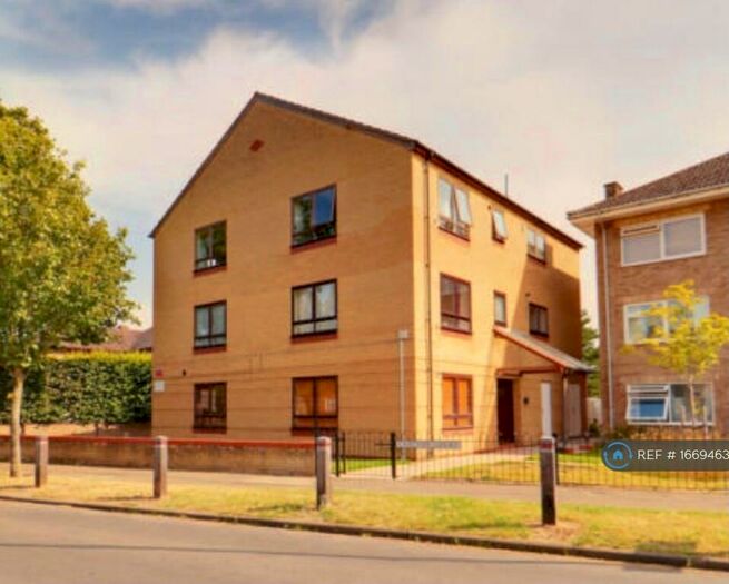 3 Bedroom Flat To Rent In Carlton Court, Cambridge, CB4