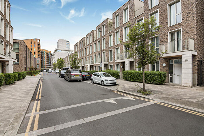 4 Bedroom Town House To Rent In Starboard Way, Royal Wharf, E16