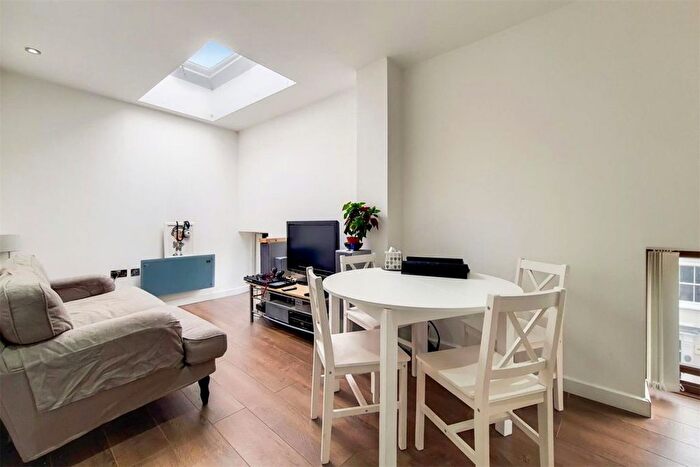 2 Bedroom Flat To Rent In North End Road, London, SW6