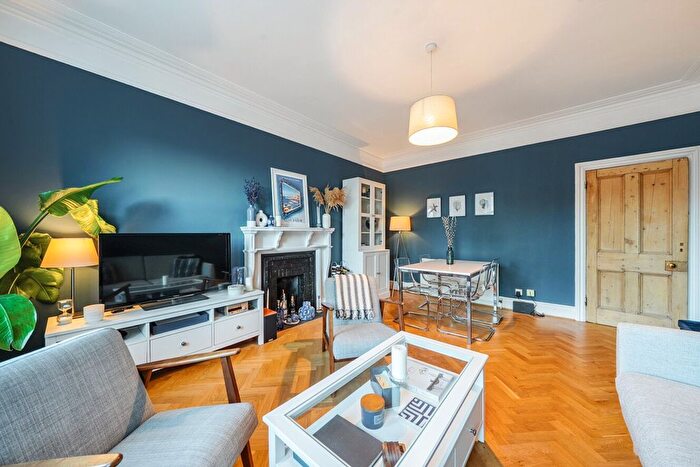 2 Bedroom Flat For Sale In Lytton Grove, London, SW15