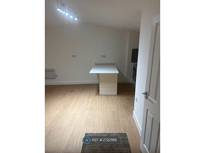 2 Bedroom Bungalow To Rent In St Lawrence Street, London, E14