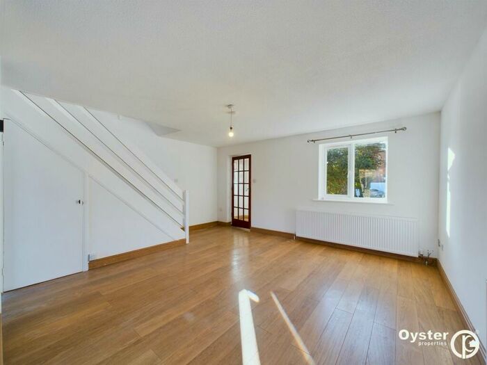 3 Bedroom Semi-Detached House To Rent In Poplar Grove, London, N11