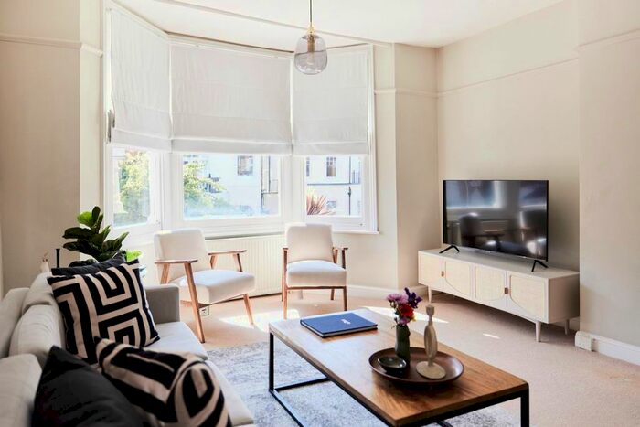 3 Bedroom Flat To Rent In Romola Road, London, SE24