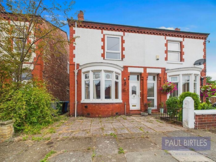3 Bedroom Semi-Detached House For Sale In The Crescent, Flixton, Trafford, M41
