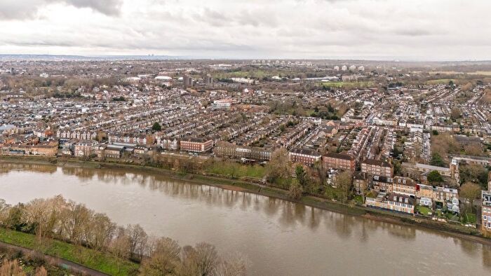 2 Bedroom Flat For Sale In Mortlake High Street, Mortlake, SW14