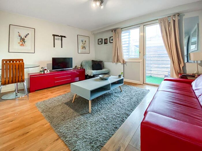 2 Bedroom Apartment To Rent In North Street, North Crescent, LS2