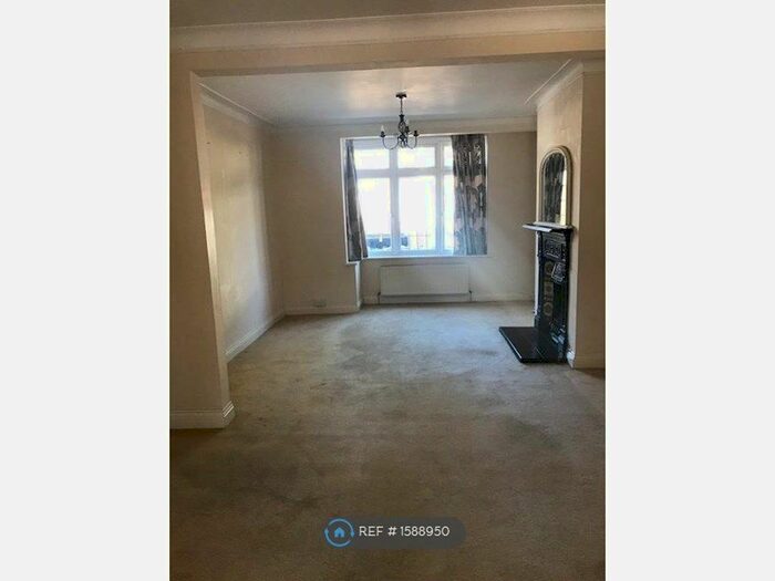 3 Bedroom Semi-Detached House To Rent In Glenwood Drive, Essex, RM2
